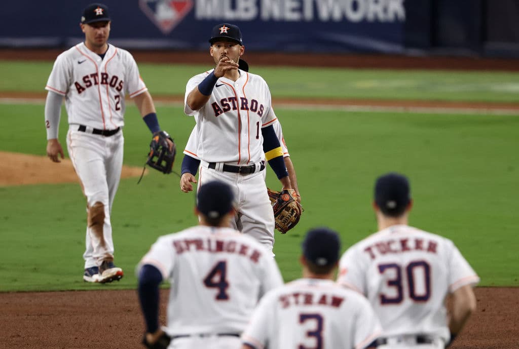 Los de Los Angeles tundieron 15-3 a los de Atlanta y ganan su primer juego de la serie; Houston derrotó a los Rays 4-3 y dejan la serie 3-1.
