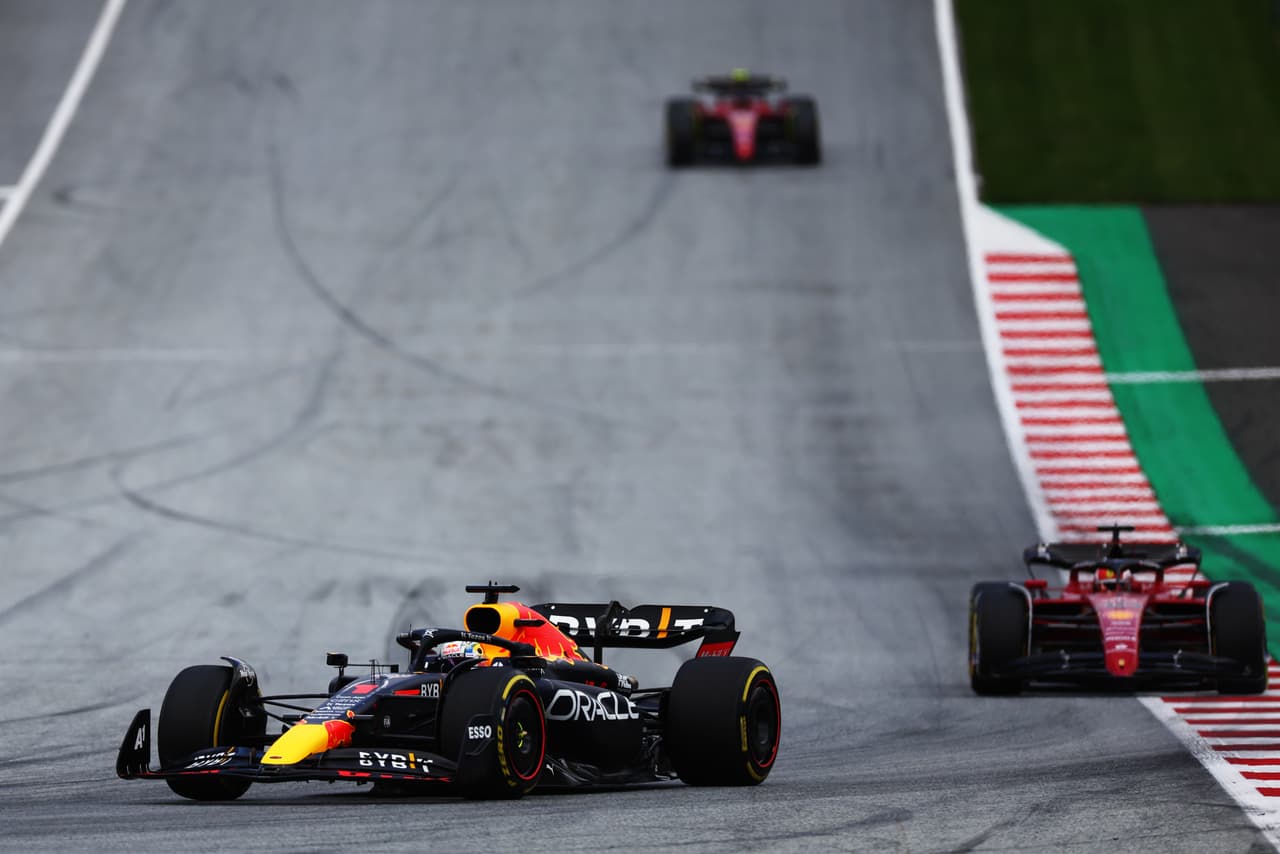 Charles Leclerc conquistó el GP de Austria por delante de Max Verstappen y Lewis Hamilton, en una carrera donde el mexicano Checo Pérez abandonó varias vueltas después de un roce que tuvo con George Russel, quien fue sancionado, y en la que Carlos Sainz también abandonó por una falla en el motor.