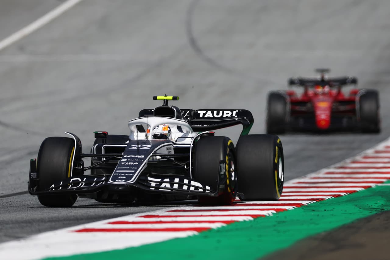 Charles Leclerc conquistó el GP de Austria por delante de Max Verstappen y Lewis Hamilton, en una carrera donde el mexicano Checo Pérez abandonó varias vueltas después de un roce que tuvo con George Russel, quien fue sancionado, y en la que Carlos Sainz también abandonó por una falla en el motor.