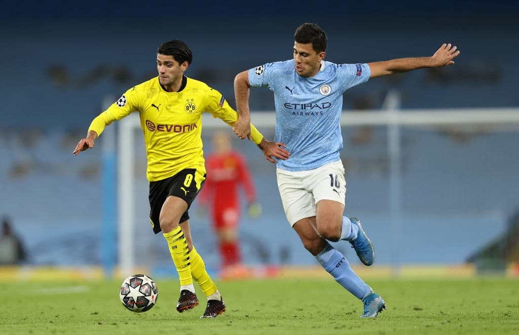 Manchester City se queda con la victoria en casa sobre el Borussia Dortmund que peleó en todo momento. Kevin De Bruine abrió el marcador para los locales al minuto 19, pero en la segunda parte fue Marco Reus (84') quien ya igualaba el marcador, sin embargo Phil Foden, al filo del partido, anotó el gol de la victoria para los 'Citizens' en los Cuartos de Final de ida en la UEFA Champions League.