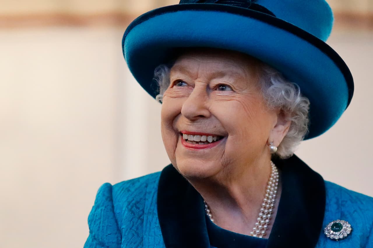 ¡God save the Queen! Te decimos de qué equipo es la Reina Isabel II | Hoy celebra su cumpleaños número 94 y sólo un club de futbol ha tenido el honor de tomar té con ella.