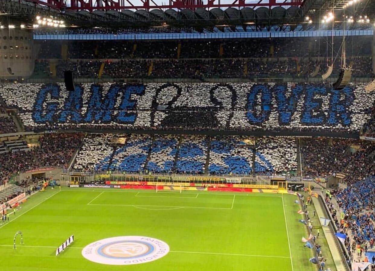 El Inter de Milán recibió al Juventus de Turín, después de ser eliminados de la Champions League, con este tifo .