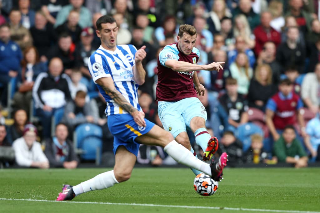 Brighton and Hove Albion se llevó el partido ante Burnley 2-1 con anotaciones de Neal Maupay (73') y Alexis McAlister (78'). James Tarkowski anotó el gol para los locales al segundo minuto iniciado el encuentro.