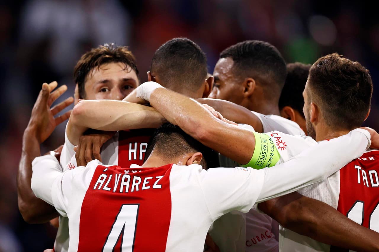 Ajax se impone 2-0 ante el Besiktas en Amsterdam, durante la fase de Grupos de la UEFA Champions League. Las anotaciones corrieron a cargo de Steven Berguis (17') y Sébastien Haller (43'). Edson Álvarez disputó los 90 minutos del encuentro.