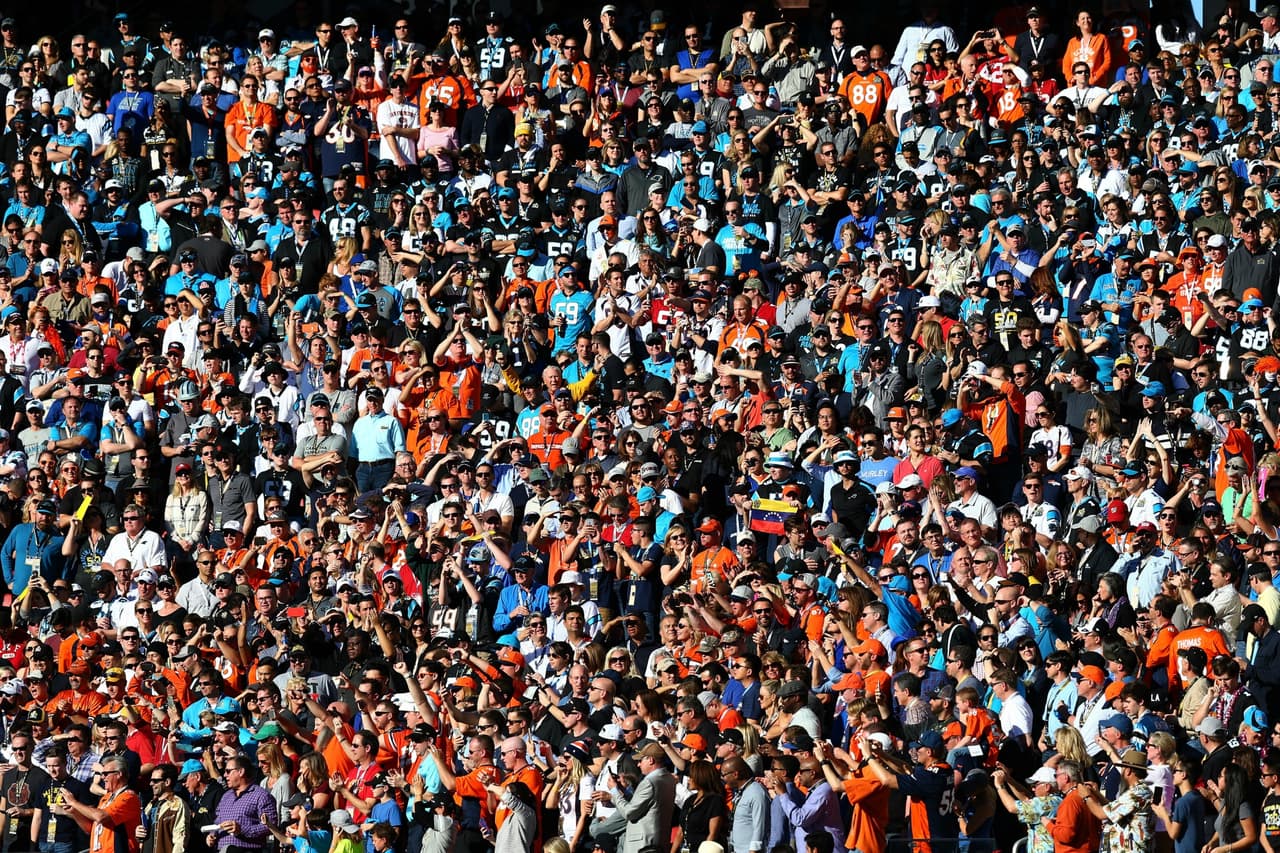 ¡La tribuna a todo lo que da! Más Broncos que 'Panteras'.