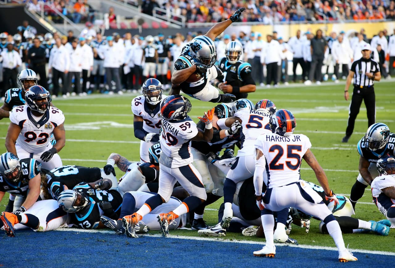 Jonathan Stewart acercó en el marcador a Carolina, 7-10.