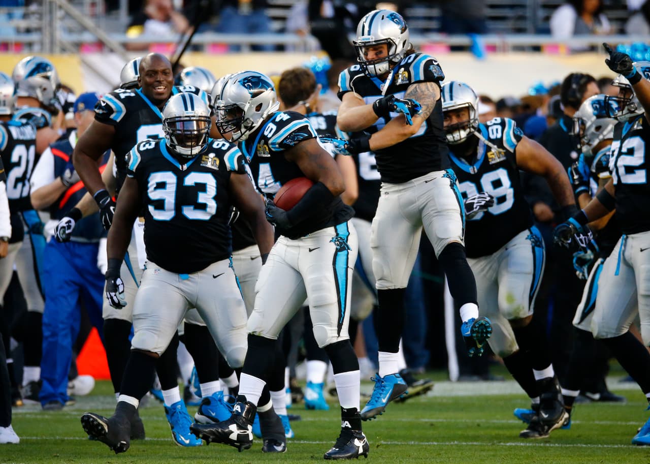 ... interceptó a Peyton Manning y además consiguió más yardas.