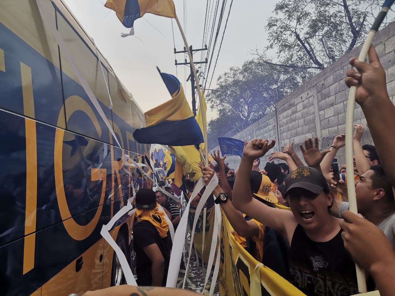 Fantástico ambiente el que crearon los fieles aficionados de los Tigres ante la llegada de su amado equipo a los alrededores del Estadio Universitario. ¡Miren qué colorido!