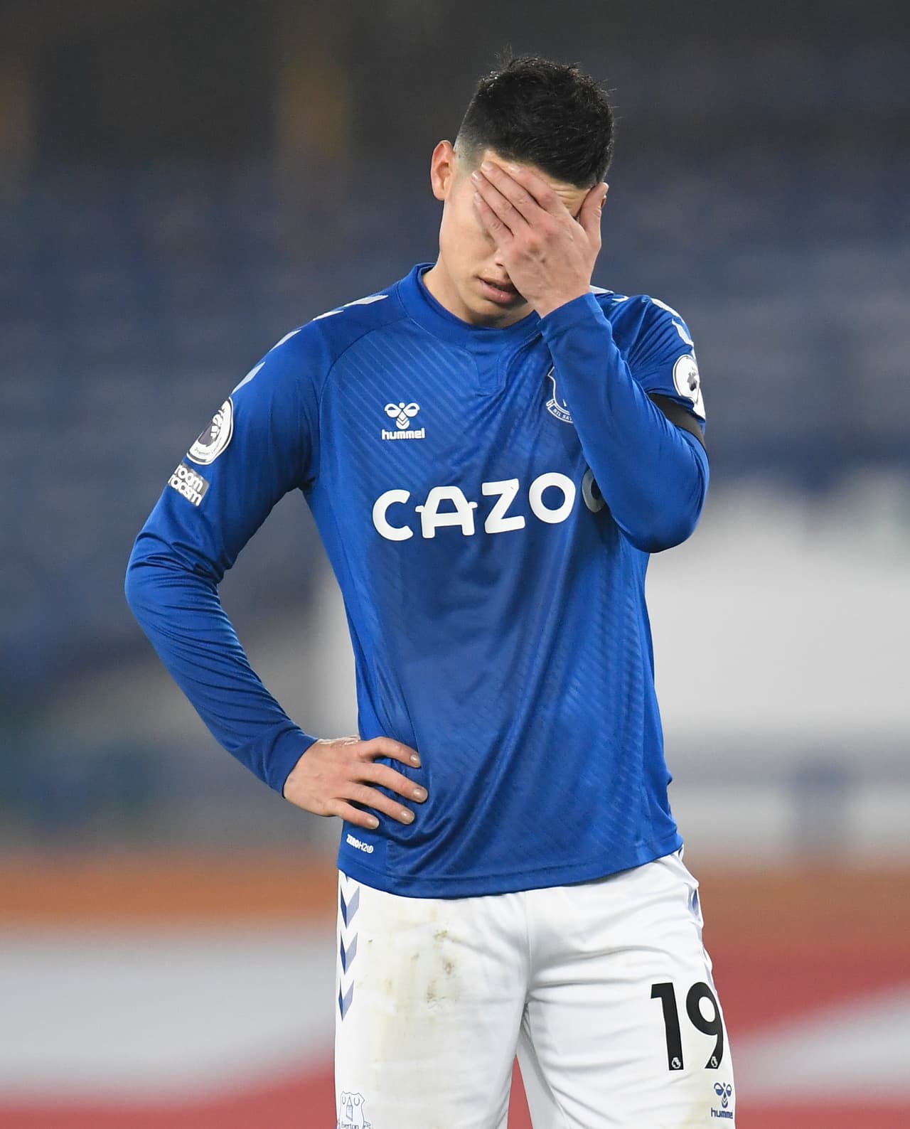 La banca vuelve a amenazar la titularidad de James con el Everton