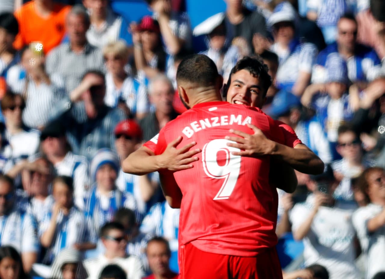 La alegría de Díaz (atrás) y su festejo con el francés Karim Benzema (delante) fue el desahogo de una temporada para el olvido para Real Madrid.