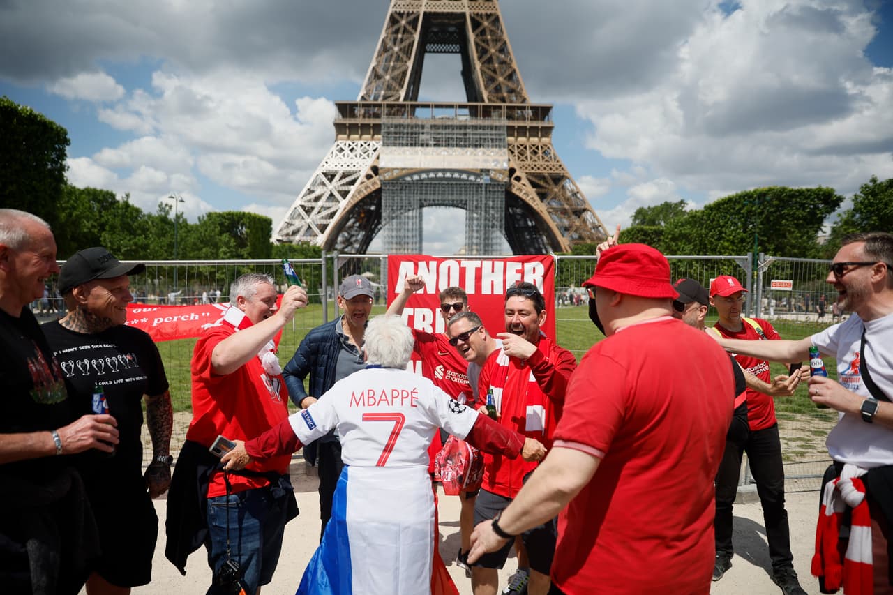 Los aficionados del Liverpool y Real Madrid comienzan a invadir las calles de París a unas horas de la Final de Champions League.