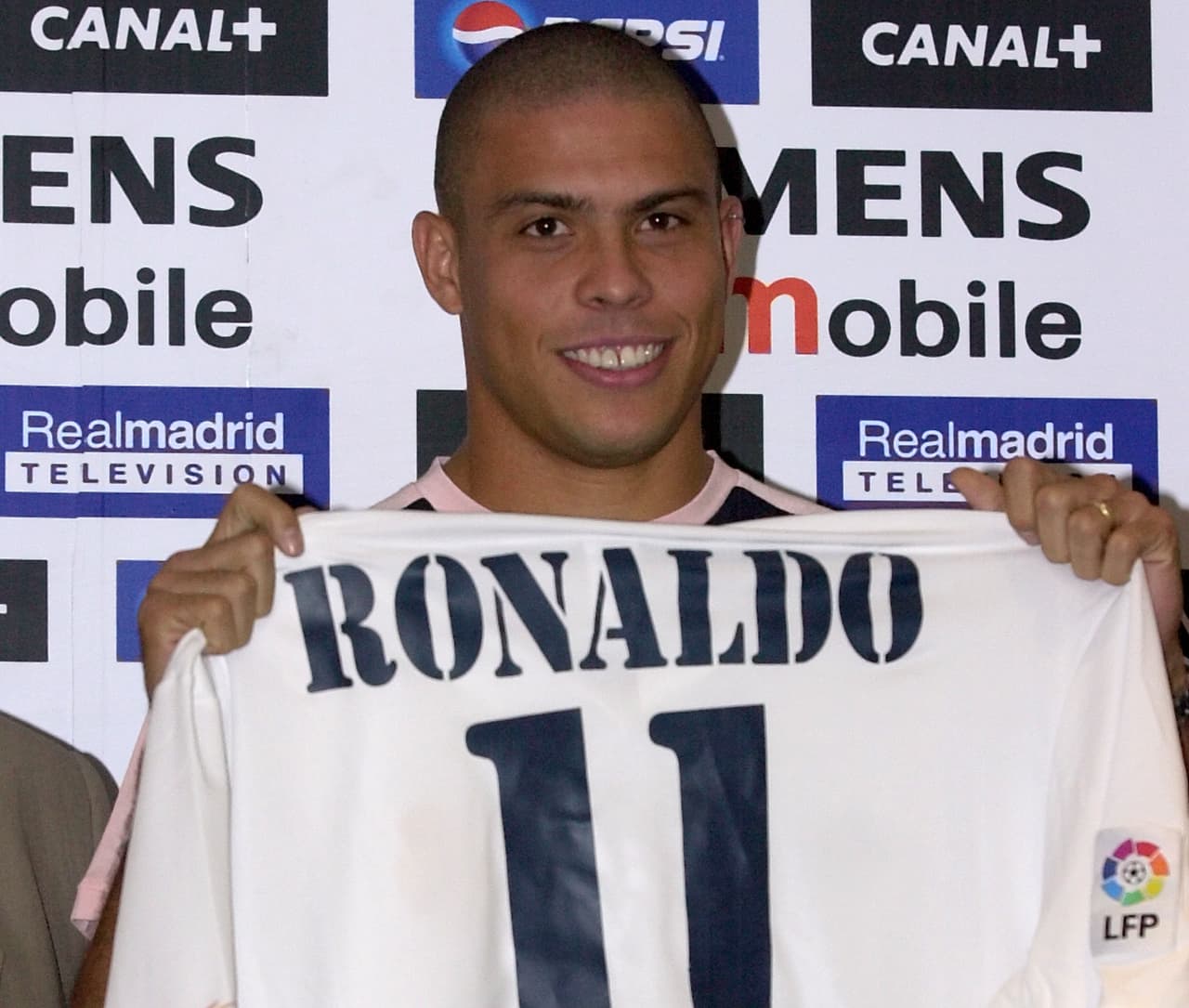 El fichaje de último momento, de mayor repercusión, ha sido el Ronaldo al Real Madrid desde el Inter de Milán, el 31 de agosto de 2002. Llegó a 104 goles con la camiseta merengue y se hizo leyenda.