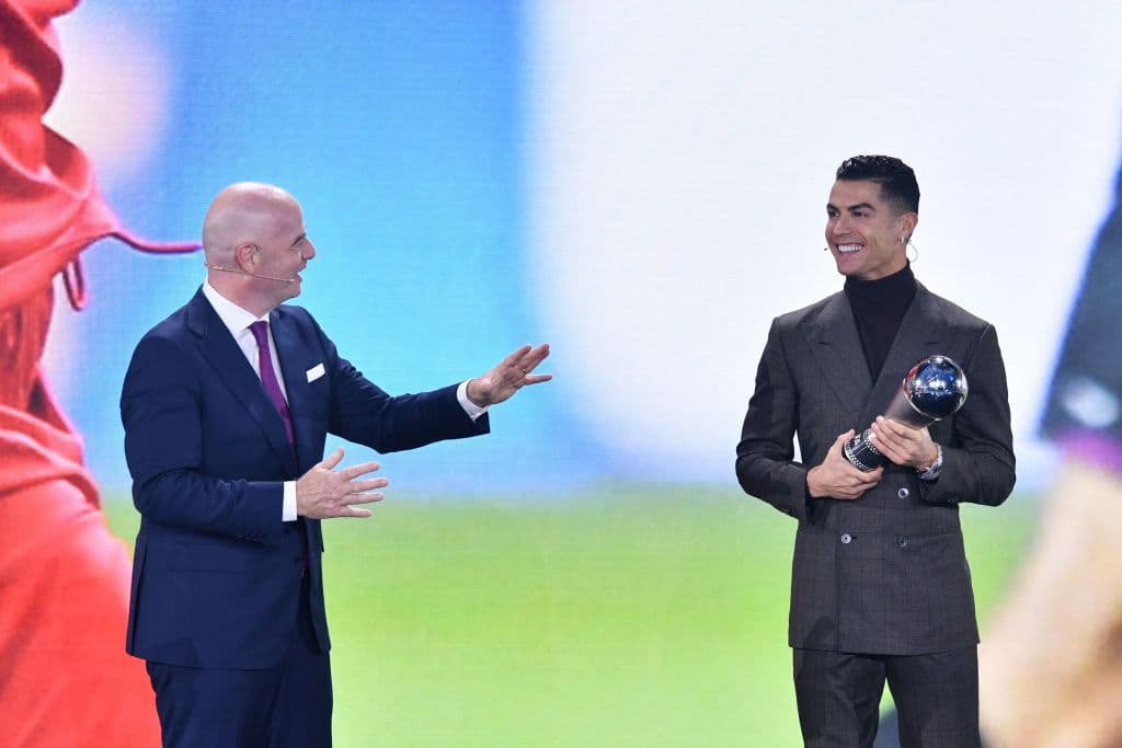 El presidente de la FIFA, Gianni Infantino, le entregó de manera físca el premio a Cristiano Ronaldo.