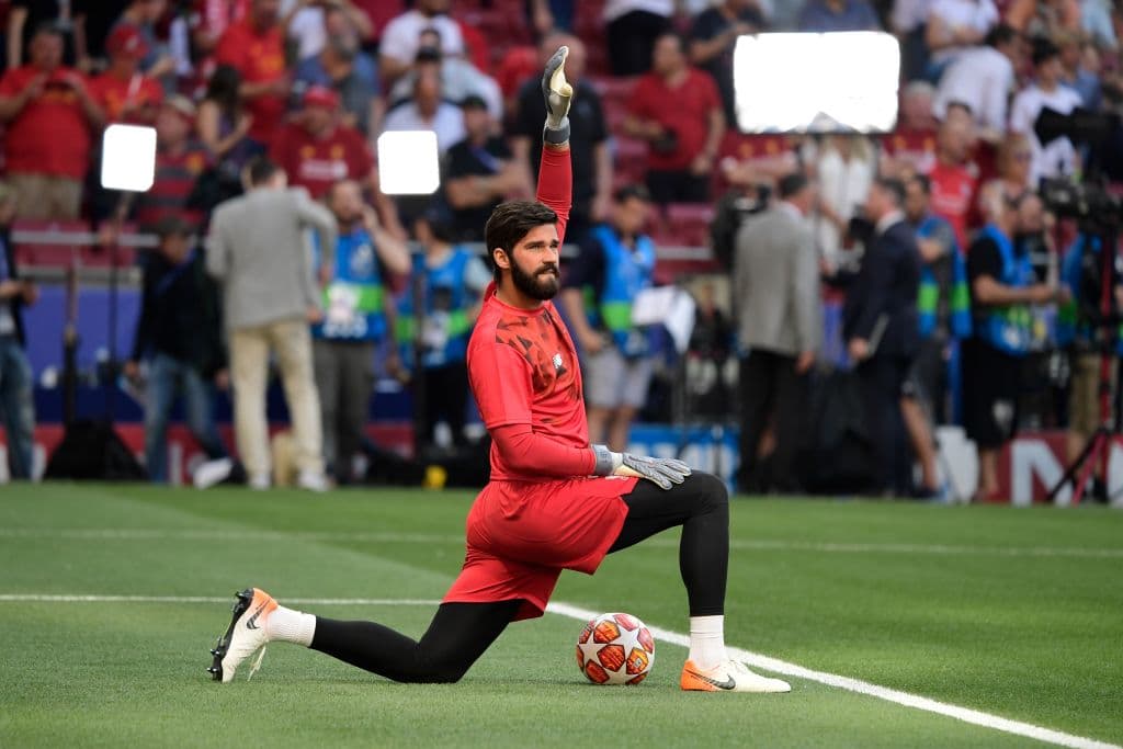 Alisson | El asombroso arquero brasileño tiene un valor en el mercado de 81 millones de dólares. Su contrato finaliza en junio de 2024.