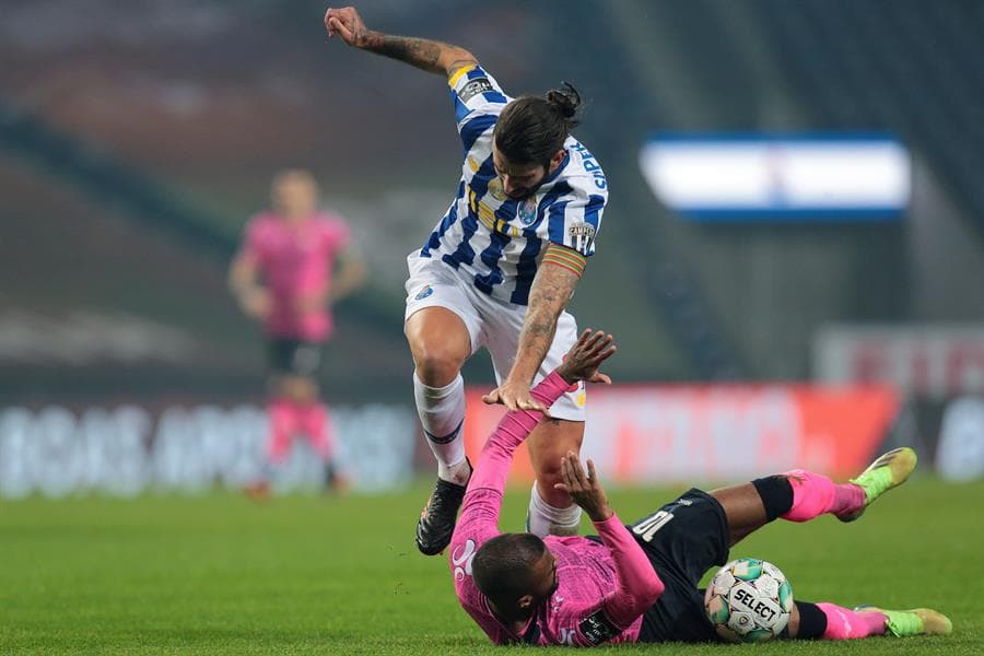 Con goles de Sérgio Oliveira, Toni Martínez y Evanilson, Porto gana y toma el subliderato momentáneo de la Primeira Liga.