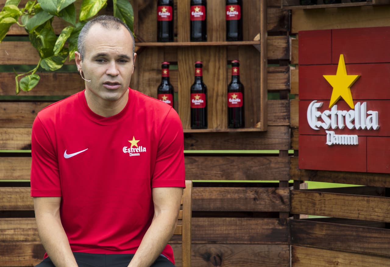 GRA101. BARCELONA, 17/10/2016.- El centrocampista del FC Barcelona Andrés Iniesta, durante las declaraciones ofrecidas antes de disputar un partido con los ganadores de un concurso promovido por el club y la firma Estrella Damm, en la que ha afirmado que afronta con "ilusión" el partido del miércoles contra el Manchester City ya que tienen la oportunidad de situarse en "buena posición" en el grupo de la Liga de Campeones. Además, el jugador de Fuentealbilla admitió que le ilusiona a enfrentarse a Claudio Bravo, que abandonó la entidad blaugrana en el mercado de verano para unirse a las filas del club inglés, que ya "se identifica mucho con la manera de hacer" de su entrenador, Josep Guardiola. EFE/Aleix Serra