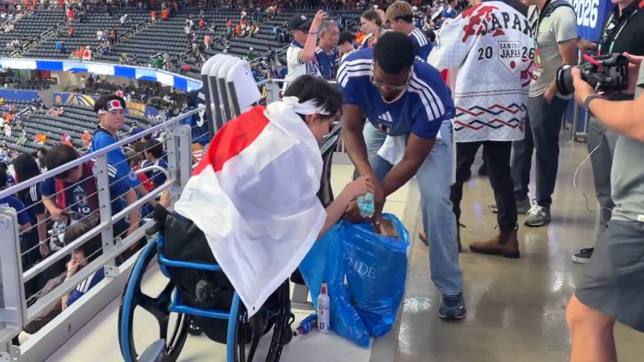 ¡Un ejemplo! Estrella de la NFL ayuda a afición japonesa a limpiar un estadio