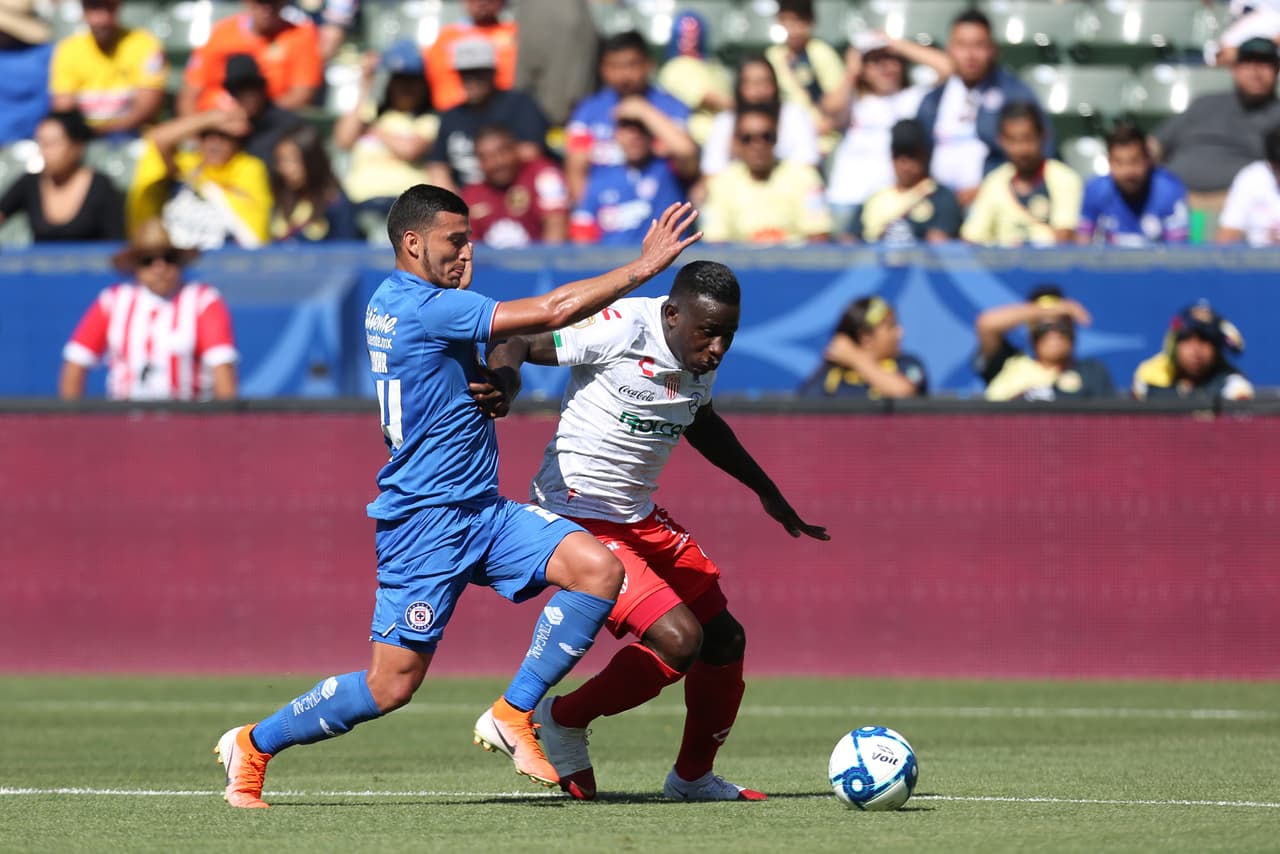 Con Cruz Azul, su versatilidad permite jugar con línea de cuatro defensores o línea de cinco defensores.