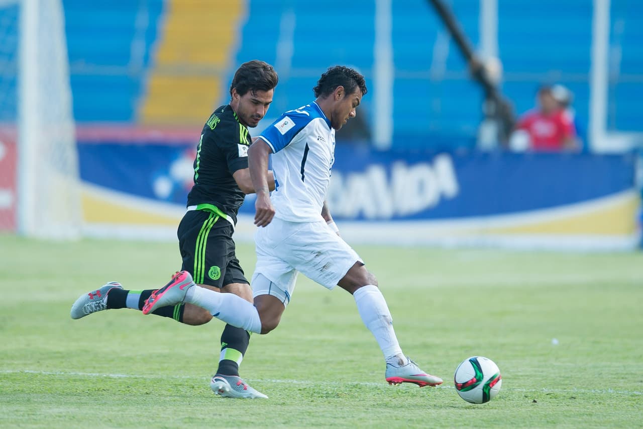 Oswaldo Alanís: Perdió en varios choques con el rival buscando el balón, pero supo reponerse para no dejar espacios en la zona baja de México. Calificación 6.