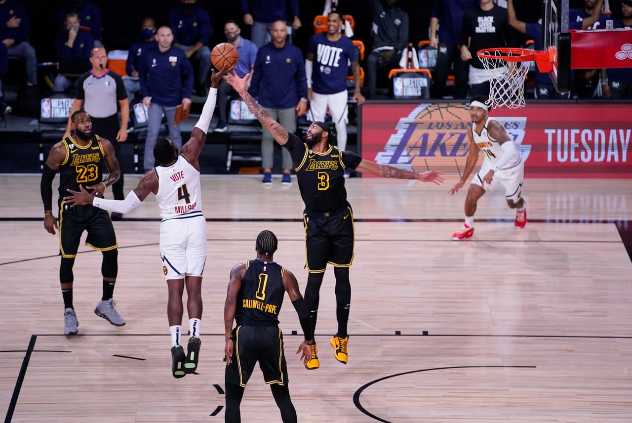 Anthony Davies anota 31 puntos y encesta la canasta que le da el triunfo a los Lakers 103-105 sobre los Denver Nuggets.