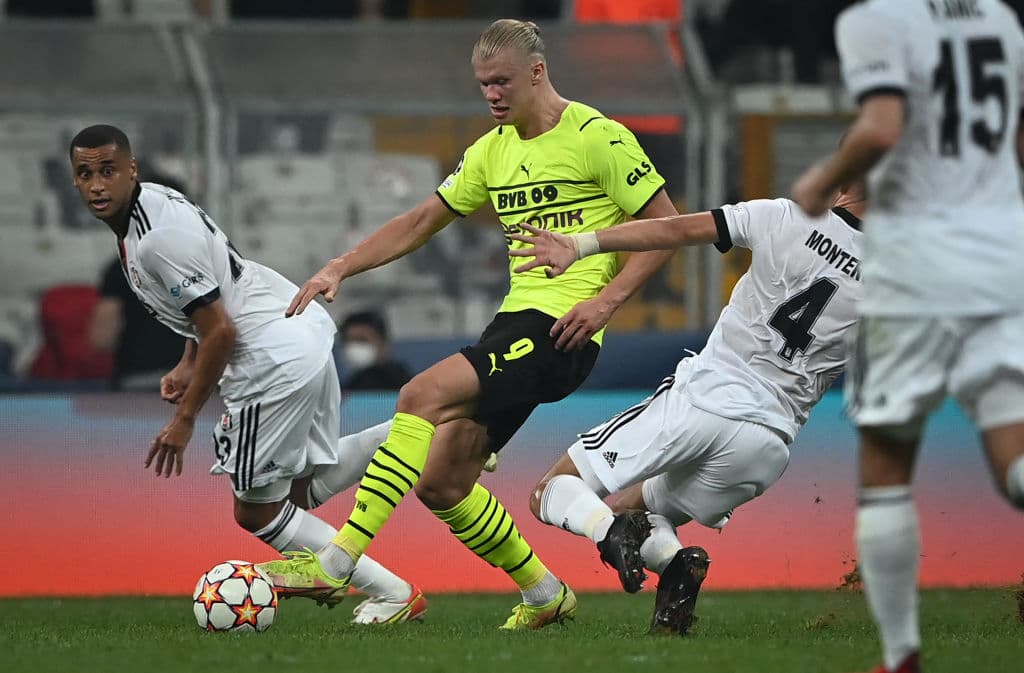 Borussia Dortmund se impone 2-1 ante el Besiktas durante la primera fecha de la fase de grupos en la UEFA Champions League. Jude Bellingham abrió el marcador al minuto 20’, posteriormente él mismo asistía a Erling Haaland para hacer el segundo gol de la noche. Ya en tiempo agregado, Javier Montero Rubio salva anotación para los locales.