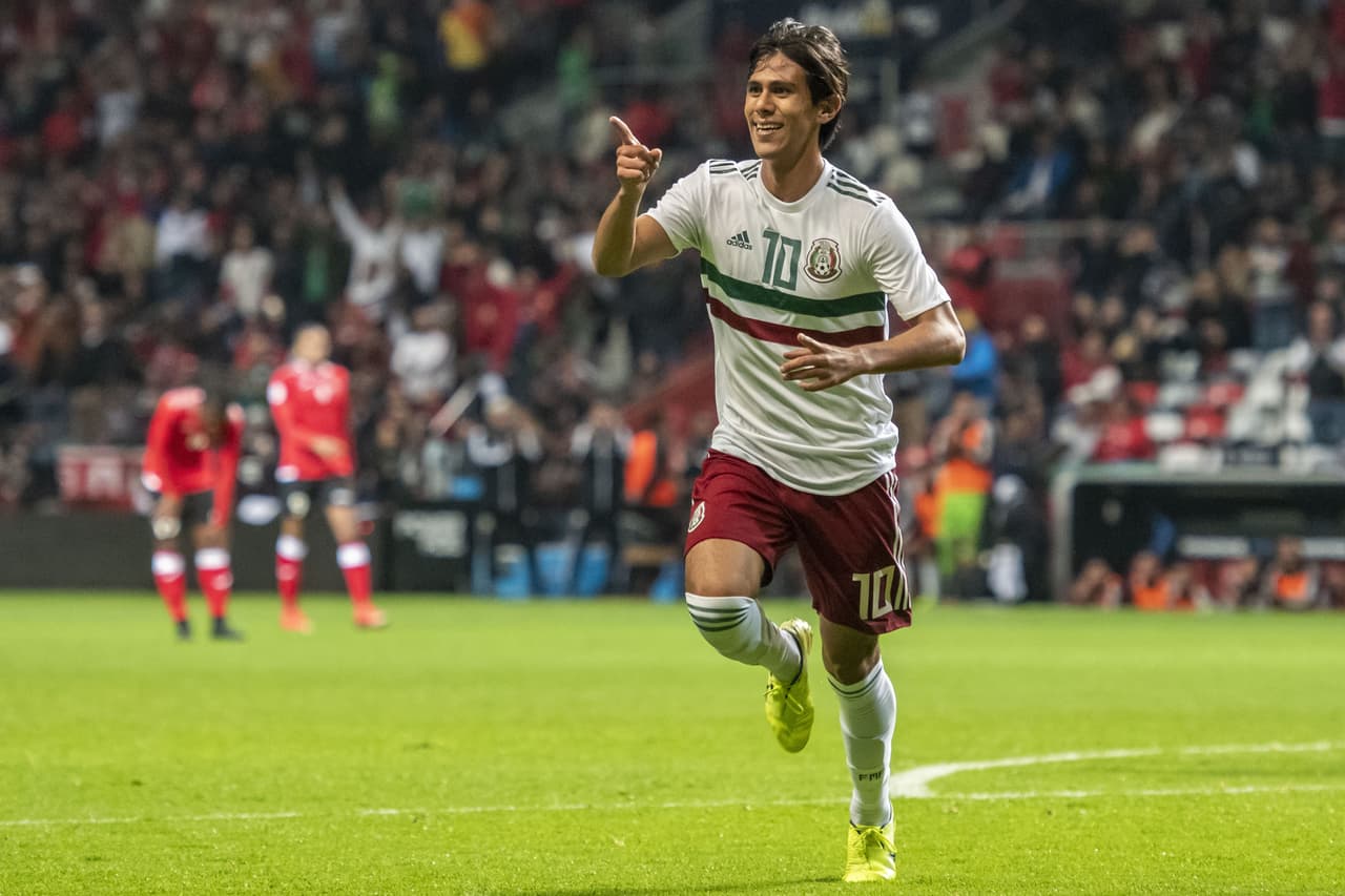 José Juan Macías (23’) recuperó un balón en la media cancha y condujo el esférico hasta anotar el primer tanto del encuentro.