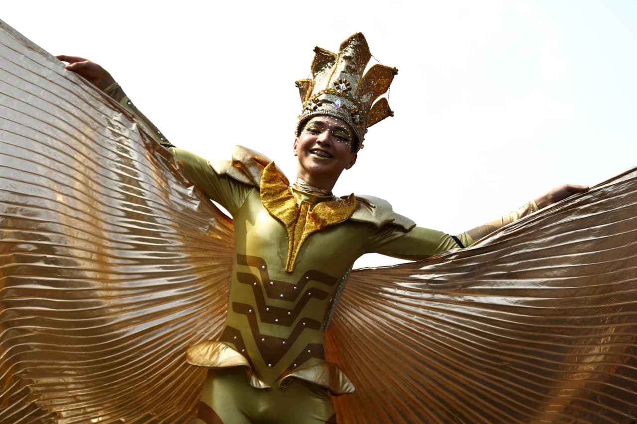 MEXICO CITY, MEXICO - OCTOBER 30: A performer entertains the crowd on the grid during the F1 Grand Prix of Mexico at Autodromo Hermanos Rodriguez on October 30, 2022 in Mexico City, Mexico. (Photo by Mark Thompson/Getty Images )