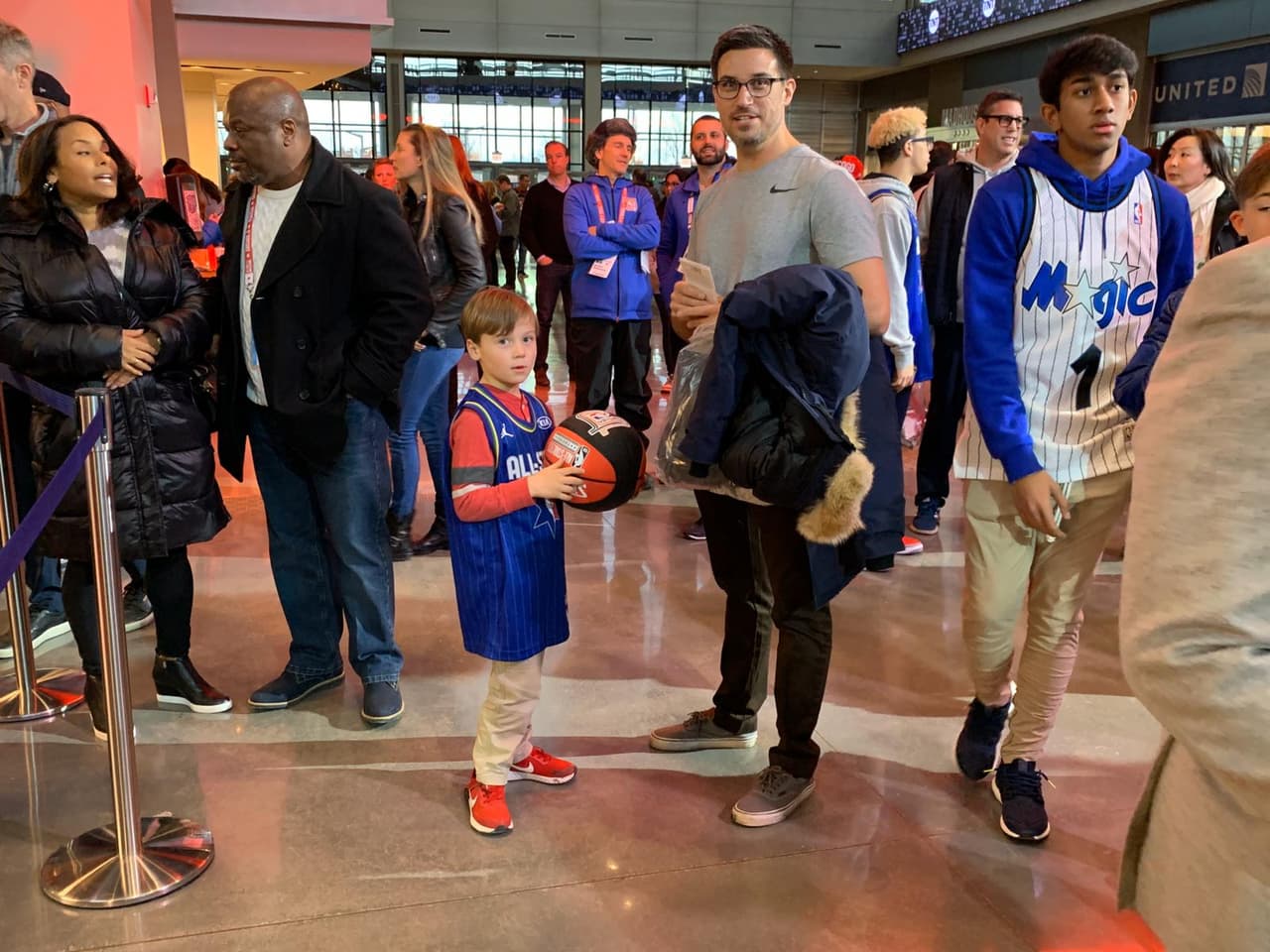 Así se vive la pasión del NBA All-Star Game muy colorido y con gente emocionada para disfrutar de este encuentro.