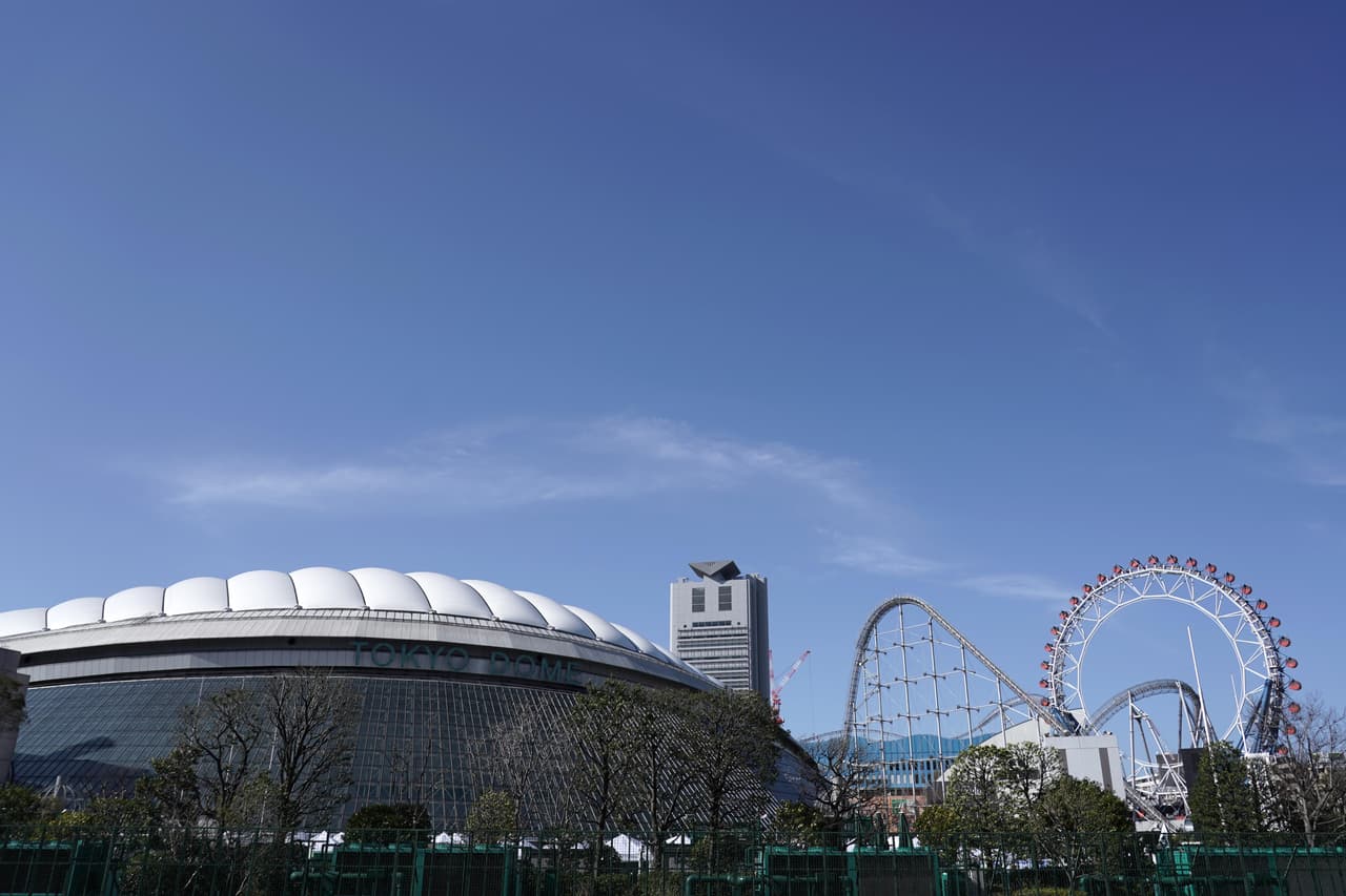 El Tokyo Dome se vistió de gala para una jornada especial de béisbol de la MLB y japonés, con el retiro de Ichiro Suzuki. Además de los miles de aficionados que colmaron las tribunas y no dejaron de apoyar, también estuvieron exjugadores como Keb Griffey (Mariners) y Kaiichi Yabu (Athletics), así como el Jim Mullen, CEO de MGM Resorts.