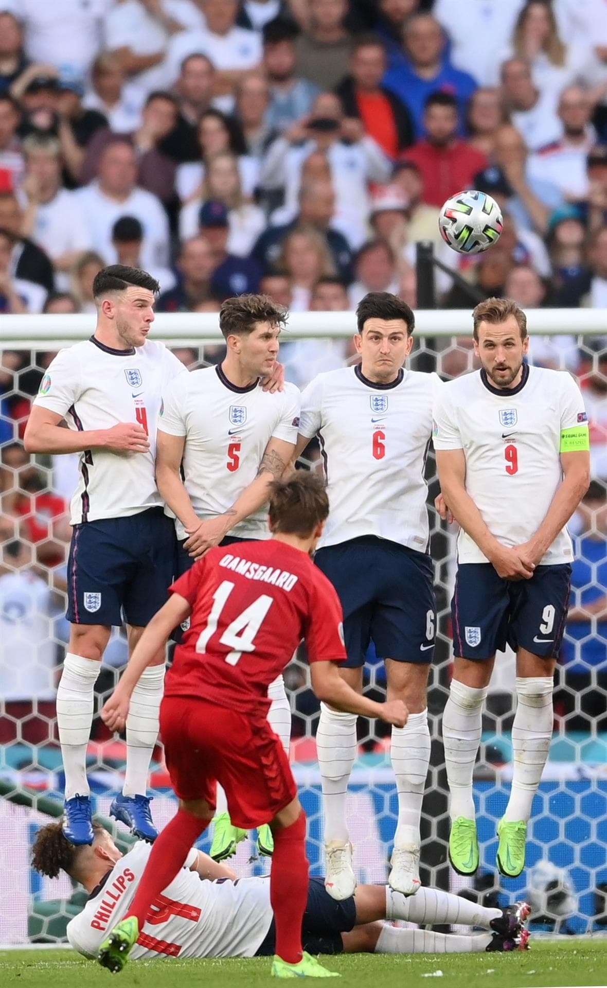 Inglaterra derrota a Dinamarca en tiempos extra y es el segundo finalista de la Euro 2020. Mikkel Damsgaard abría el marcador al minuto 30’ y, posteriormente, un autogol de Simon Kjaer al 39’ trajo el empate del encuentro. Ya en tiempo extra, Harry Kane hace el gol de la victoria al 104’. Su rival en la gran final será Italia.