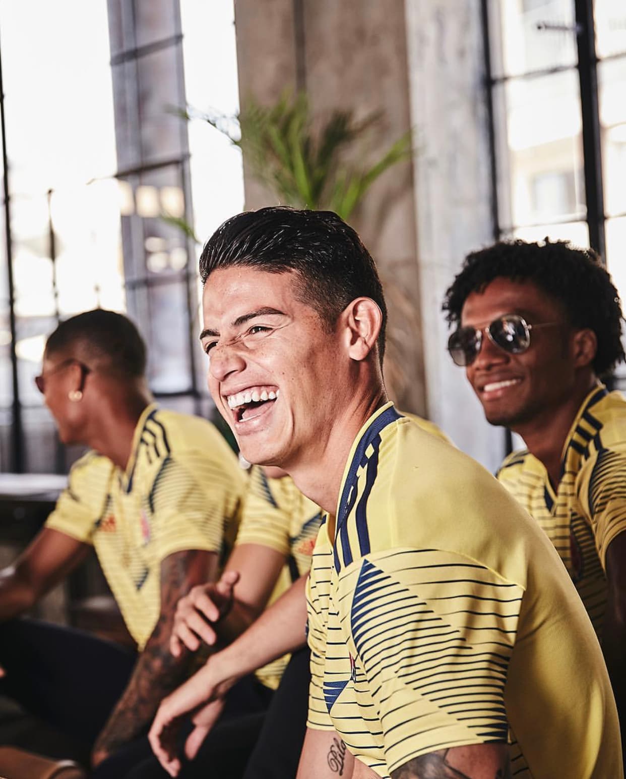 ¡Alegría! Este martes la marca alemana hizo oficial la nueva playera con la que Colombia enfrentará los próximos amistosos ante Japón y Corea del Sur, así como la Copa América 2019, con unas particulares fotografías con protagonismo de James Rodríguez, David Ospina, Juan Guillermo Cuadrado, Wilmar Barrios y Santiago Arias.