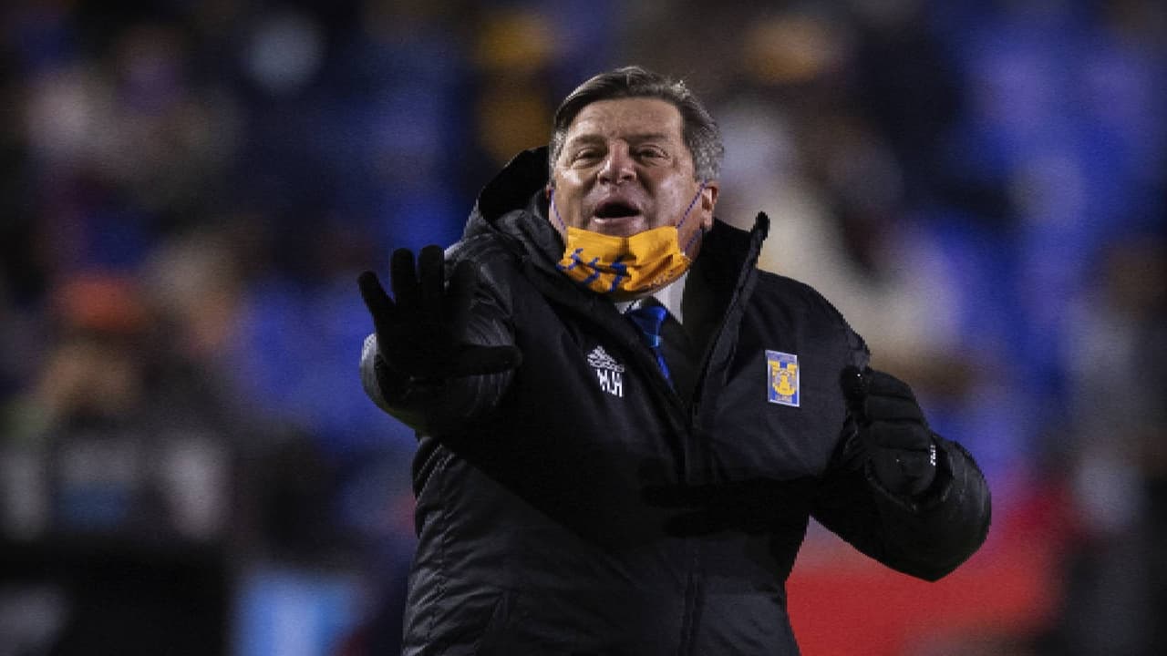 Miguel Herrera dando indicaciones en el duelo ante Puebla, donde perdieron 0-2.