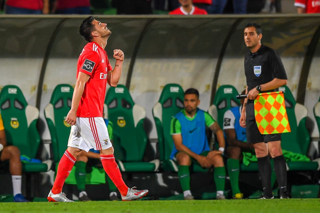 Con el 3-2 final el Benfica llegó a 84 puntos, dos más que el Porto con una fecha por jugarse, en la que los lisboetas recibirán a Santa Clara, mientras Porto hará lo propio ante Sporting de Lisboa.