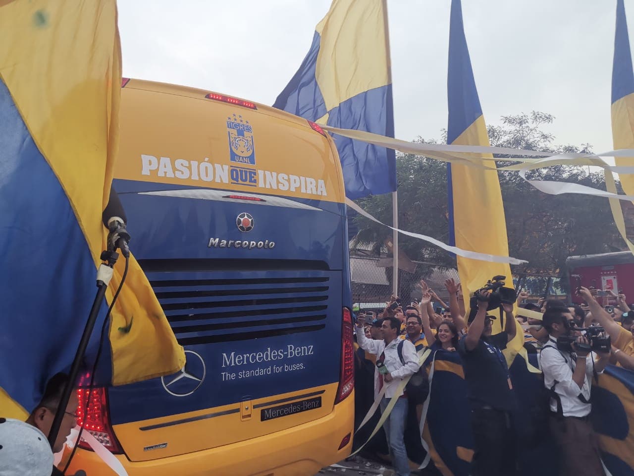 Fantástico ambiente el que crearon los fieles aficionados de los Tigres ante la llegada de su amado equipo a los alrededores del Estadio Universitario. ¡Miren qué colorido!