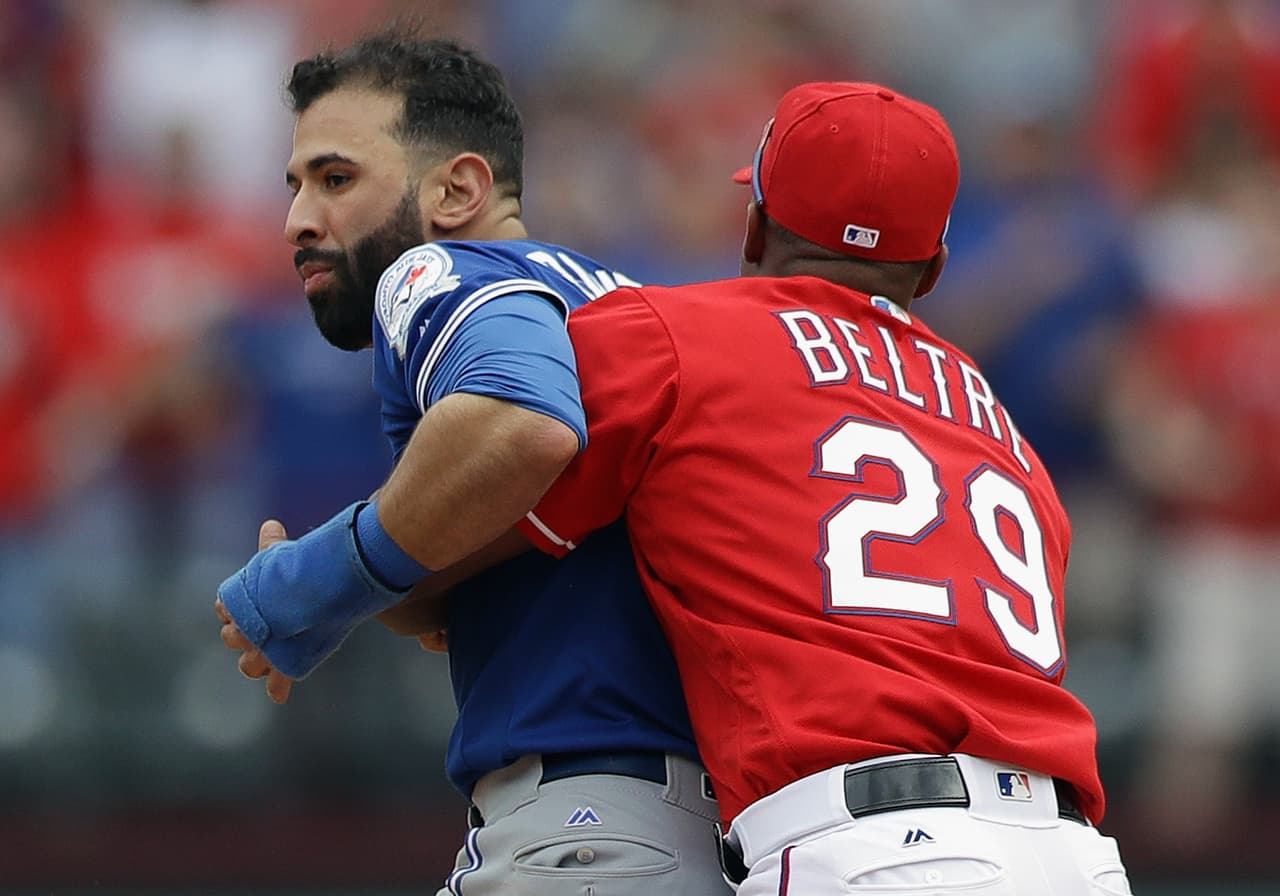 José Bautisa de los Blue Jays y Rougned Odor de los Rangers protagonizaron una pelea que desató una batalla campal en el diamante.