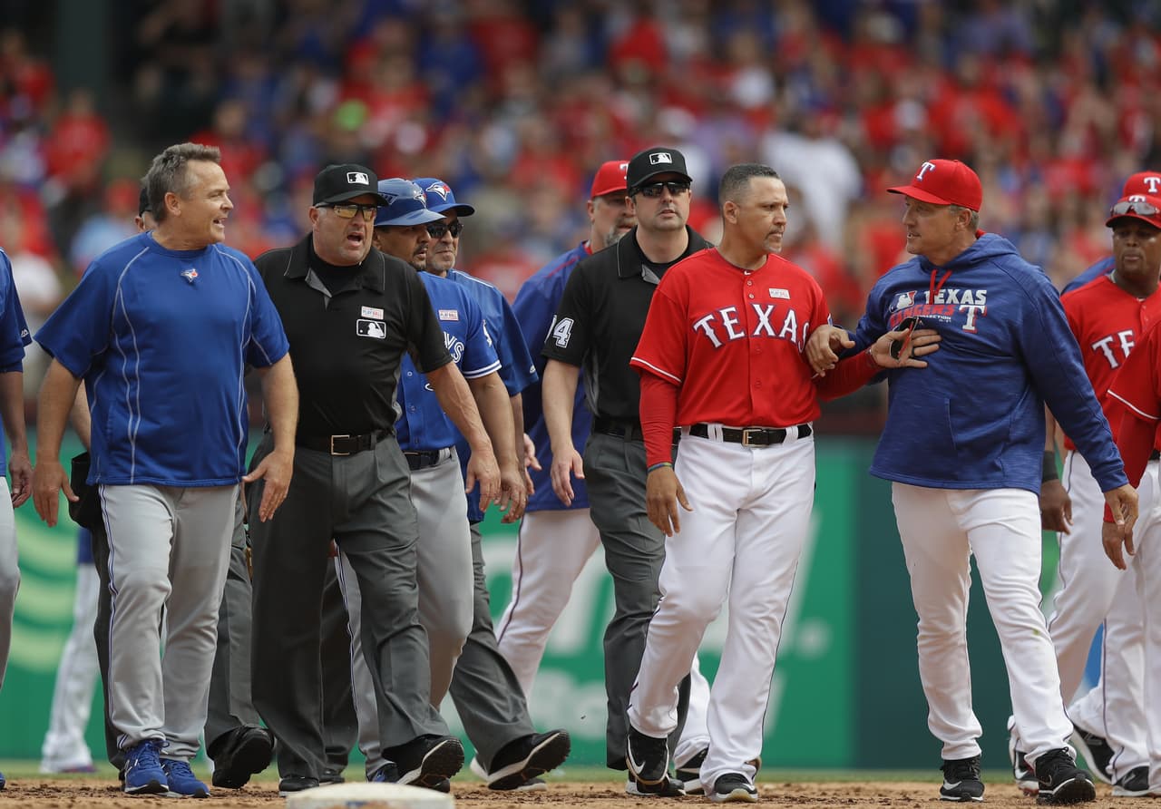 José Bautisa de los Blue Jays y Rougned Odor de los Rangers protagonizaron una pelea que desató una batalla campal en el diamante.
