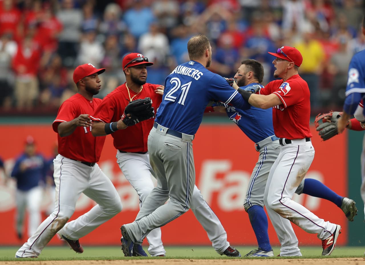 José Bautisa de los Blue Jays y Rougned Odor de los Rangers protagonizaron una pelea que desató una batalla campal en el diamante.