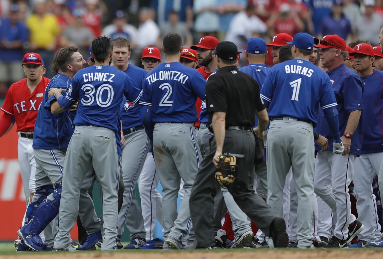 José Bautisa de los Blue Jays y Rougned Odor de los Rangers protagonizaron una pelea que desató una batalla campal en el diamante.