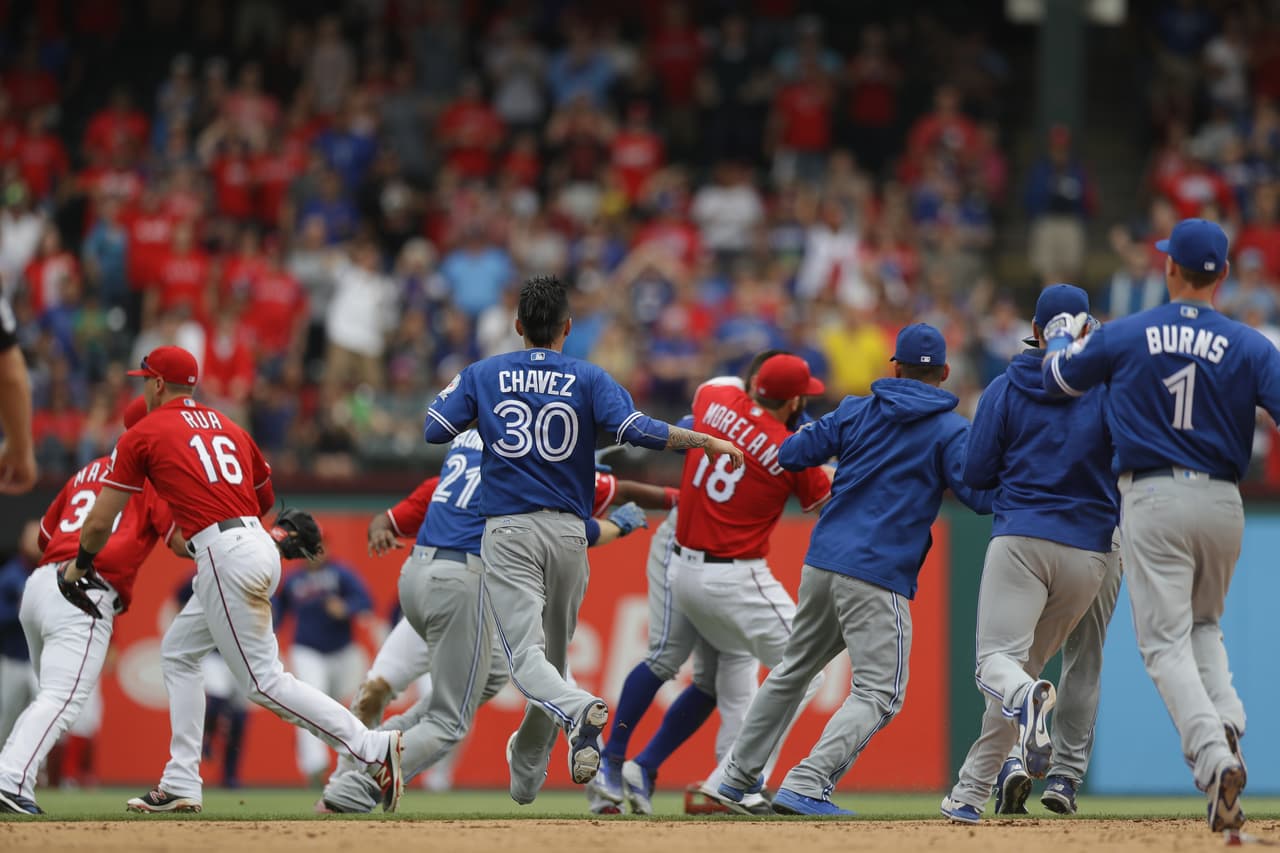 José Bautisa de los Blue Jays y Rougned Odor de los Rangers protagonizaron una pelea que desató una batalla campal en el diamante.
