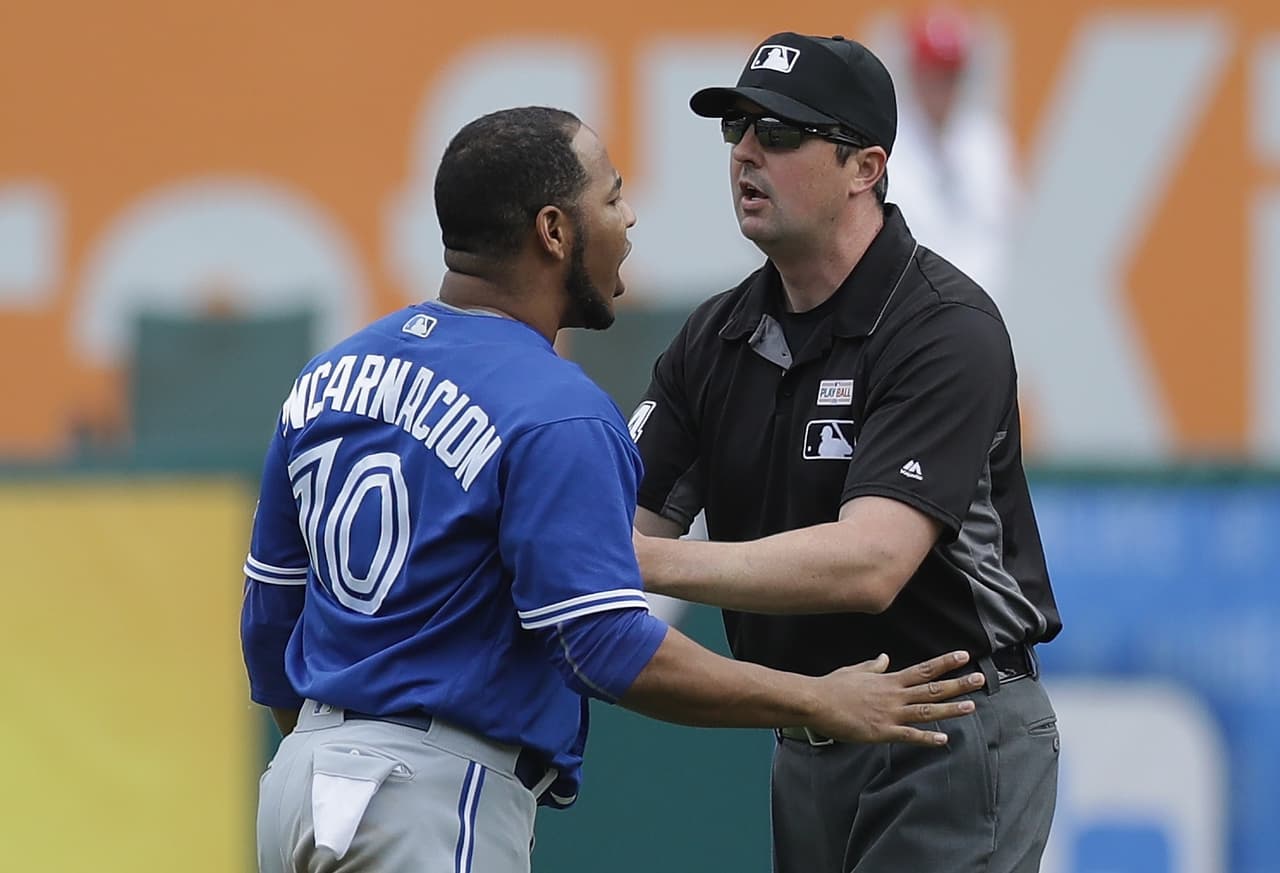 José Bautisa de los Blue Jays y Rougned Odor de los Rangers protagonizaron una pelea que desató una batalla campal en el diamante.