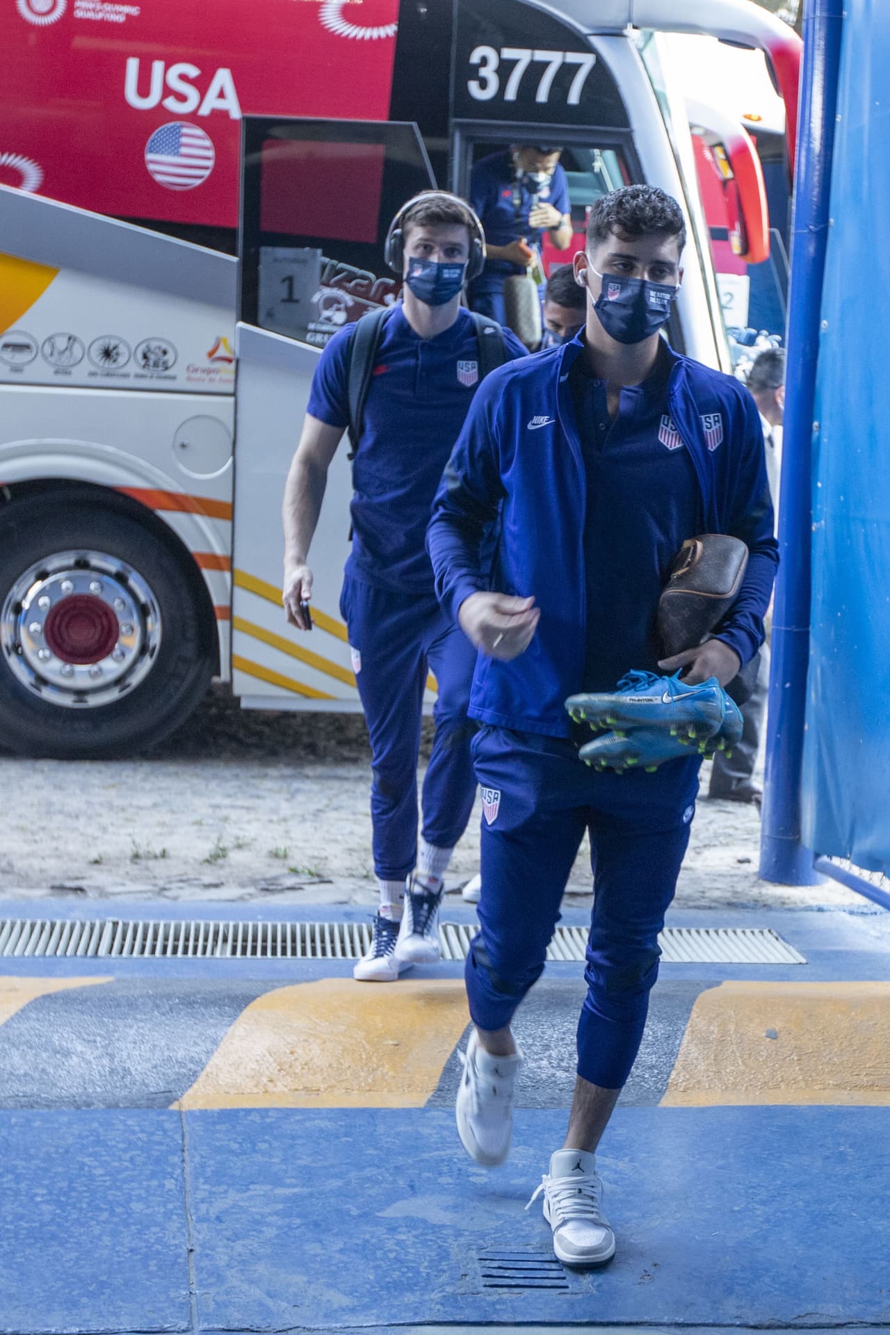 Ambos equipos llegan tras conseguir dos victorias en el torneo, el partido más esperado de los grupos por fin ha llegado y el Estadio Jalisco se encuentra listo para el pitazo inical.