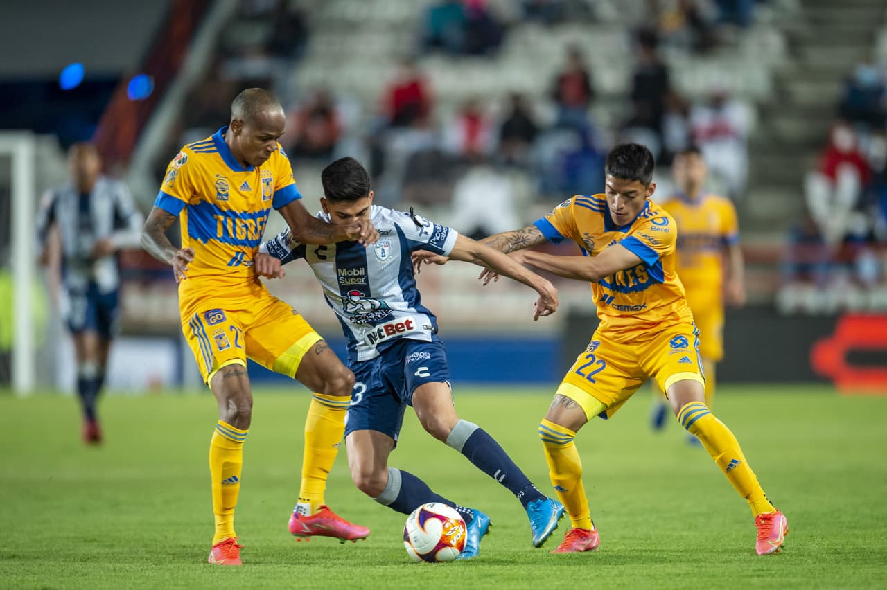 Roberto de la Rosa agarra adelantado a Nahuel y consigue el tanto que la da la victoria a 1-0 sobre los Tigres. Los felinos quedan fuera de del repechaje y Pachuca recupera posiciones y llega a la onceava plaza.