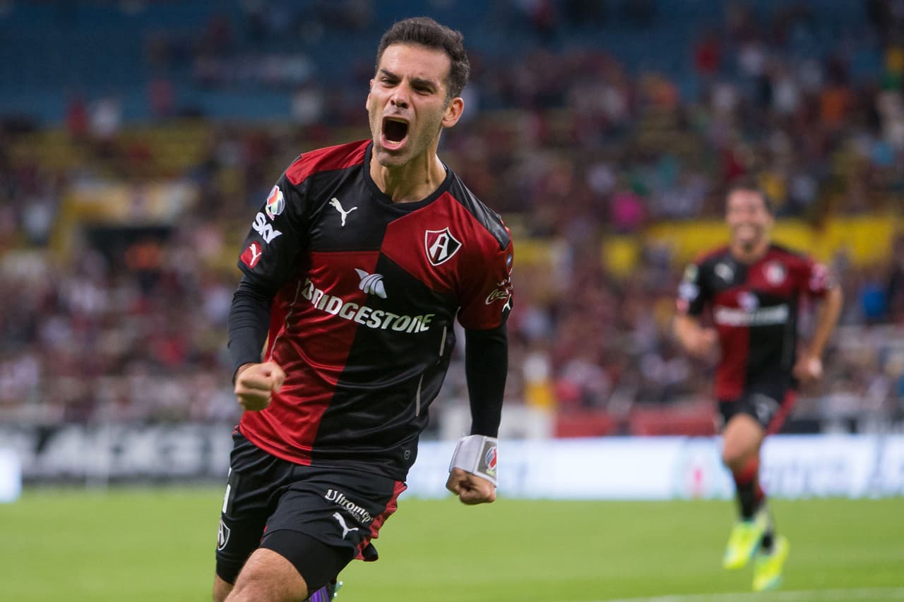 A pesar de tener la jerarquía para conseguirlo, el llamado de Rafael Márquez sorprende porque se ha dicho que se busca contar con una selección joven para pensar en el futuro, pero se entiende la importancia de cobijar a los que tienen poco kilometraje con el Tri llevando a uno de los líderes no solo en la cancha sino en el vestidor.