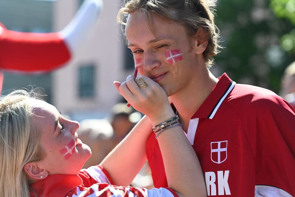 Así apoyan al equipo danés en Copenhagen.