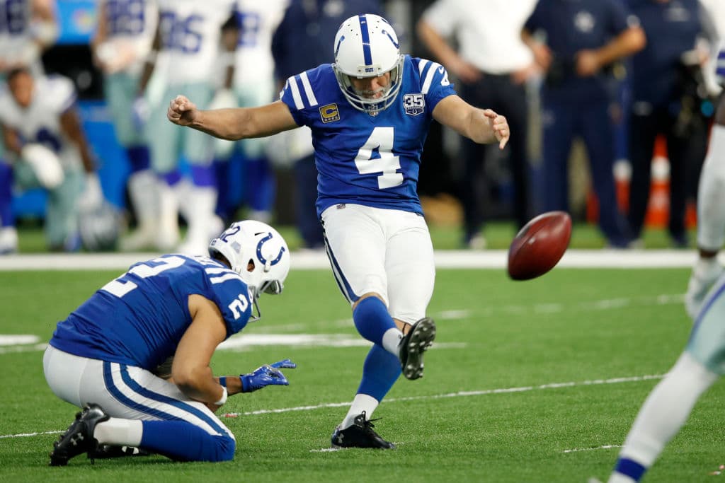 A falta de 2 segundos para llegar al medio tiempo, Adam Vinatieri conectó un gol de campo de 43 yardas para darle venyaja de 10-0 a Colts. pateó otros dos, de 44 y 23 yardas respectivamente.