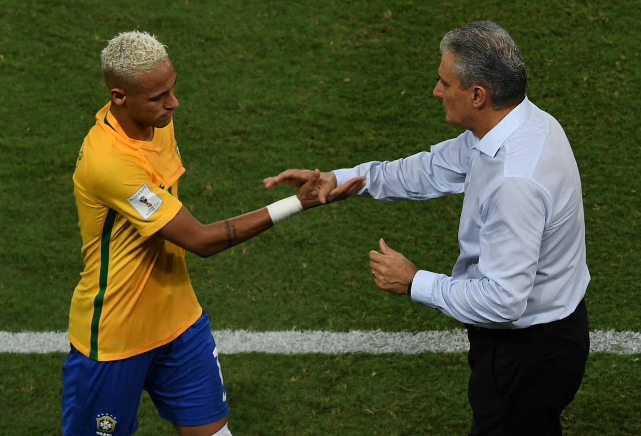 La estrella de la 'Canarinha' pagó caro el hacer un 'túnel' sobre Yasmani Duk, quien le propinó un codazo.