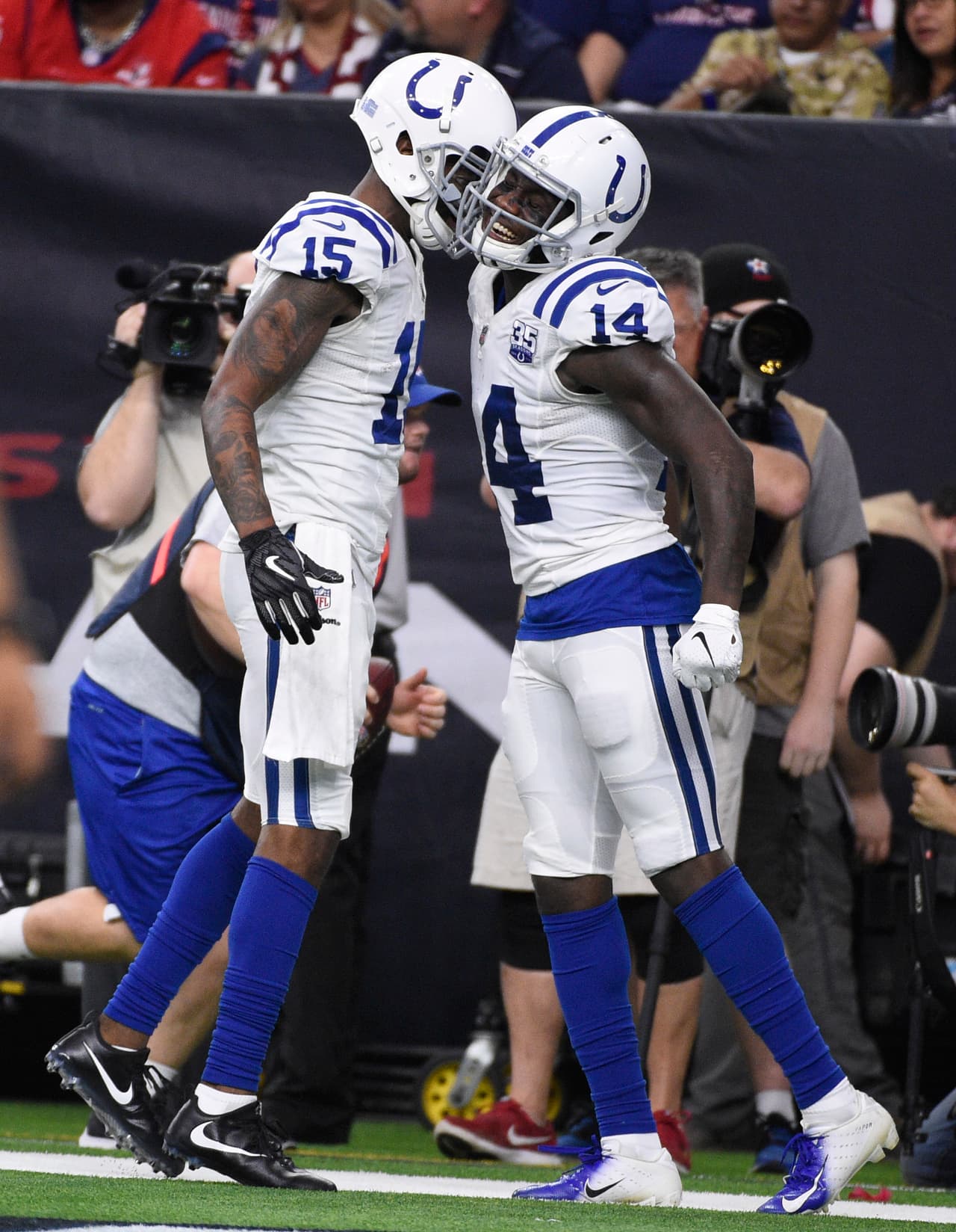 <b>Segundo cuarto:</b> Dontrelle Inmann recibe pase de 18 yardas por parte de Luck y amplían la ventaja 21-0 con 6:24 en la primera mitad.
<b>(Colts 21-0 Texans)</b>