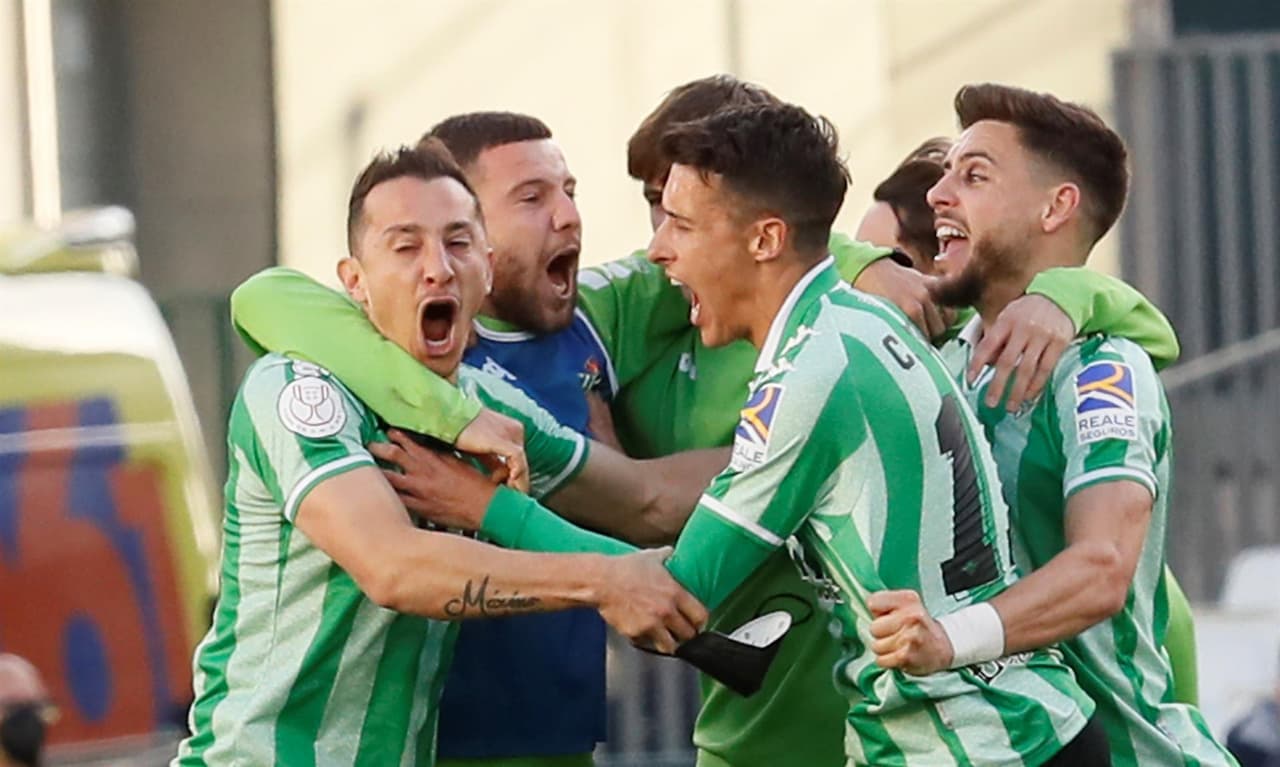 Tras la reanudación del partido este domingo, desde el minuto 39’, el Betis abrió el marcador con un gol de Sergio Canales en el minuto 73, y así los verdiblancos consiguieron su pase a la siguiente ronda. El mexicano Jesús ‘Tecatito’ Corona vio su debut al minuto 67’.