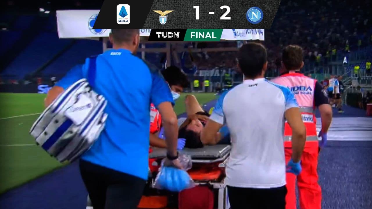 'Chucky' Lozano se lesiona en el Lazio vs Napoli y sale en el carrito de las desgracias