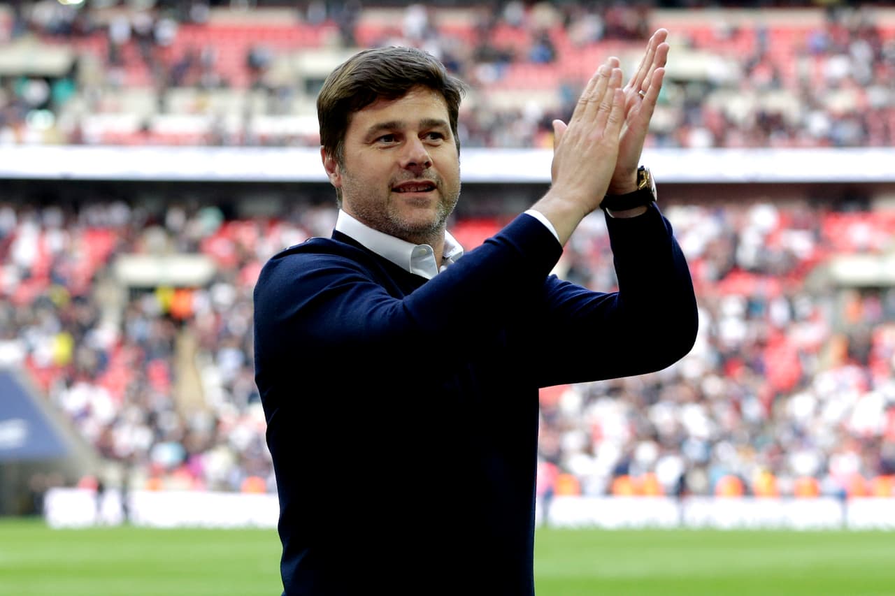 En Inglaterra se está hablando de que el argentino Mauricio Pochettino tendría una cláusula con el Tottenham por si Real Madrid y Paris Saint-Germain lo buscan. Renovó hace poco.